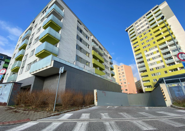 =PREDANÉ= Na predaj veľké garážové státie v bytovom komplexe Rača Gate - možnosť odpočtu DPH