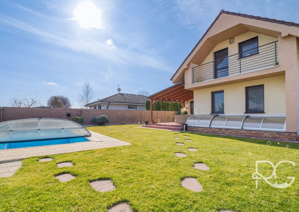 =PREDANÉ= Nadštandardný 5izb RD s bazénom a nádhernou záhradou v Kvetoslavove