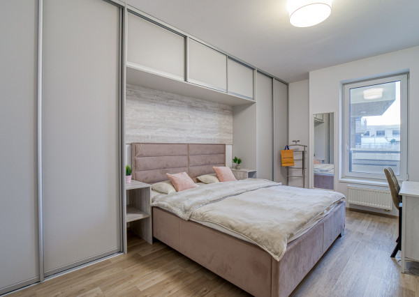 =PREDANÉ=Krásny kompletne a nadčasovo zariadený 2 izb byt s balkónom a parkovaním