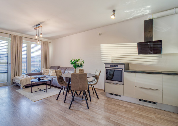 =PRENAJATÉ=Moderný kompletne zariadený 2 izb byt s balkónom, pivnicou a parkovaním