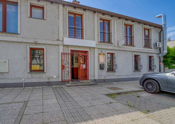 Trojpodlažná polyfunkčná budova v úplnom centre Šamorína na predaj