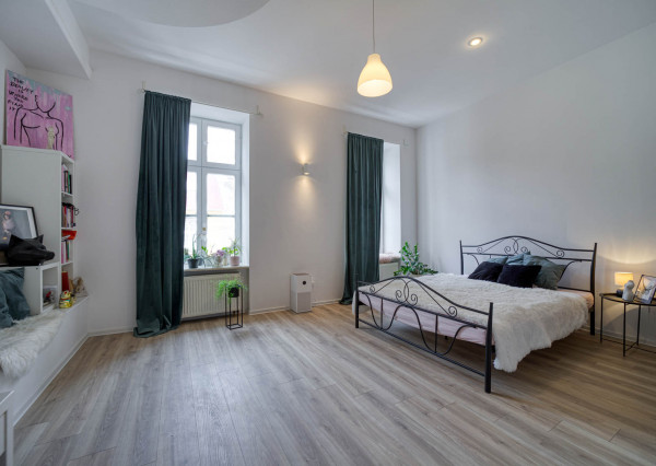 Štýlový 3-izbový byt s vysokými stropmi v centre Starého Mesta – ideálny na bývanie či Airbnb
