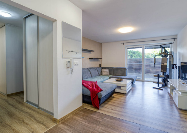 =PREDANÉ=Moderný 2izb byt s predzáhradkou a parkovaním v cene v obľúbenej lokalite v Rovinke