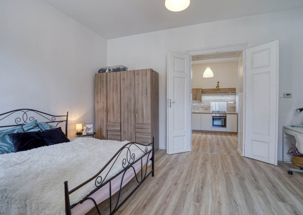 =REZERVOVANÉ=Štýlový 3-izbový byt s vysokými stropmi v centre Starého Mesta – ideálny na bývanie či Airbnb