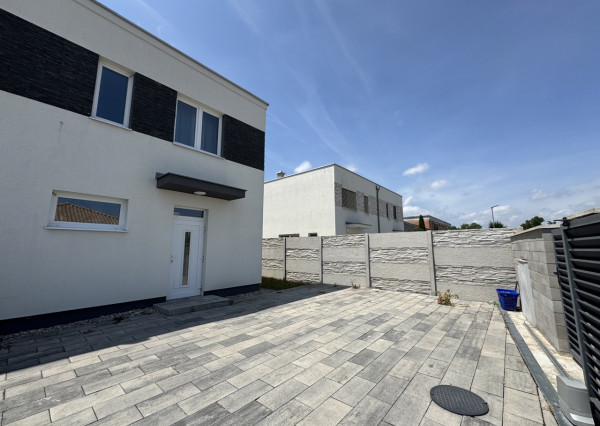 =PREDANÉ=Moderný dvojpodlažný 4izb RD v krásnej lokalite v Rovinke