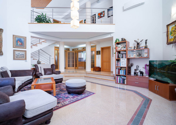 Priestranný RD na 11árovom pozemku s bazénom, saunou, garážou v krásnej lokalite 15 min od BA