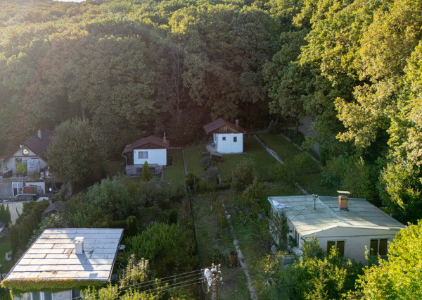 2 pozemky pri lese a krásnym výhľadom v lukratívnej časti Bratislava III - AHOJ
