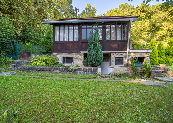 Pozemok s rekreačnou chatou a krásnym výhľadom v lukratívnej časti Bratislava III - AHOJ