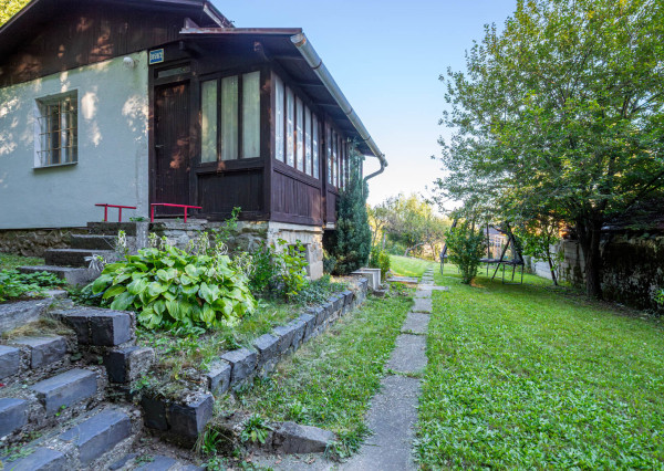 Pozemok s rekreačnou chatou a krásnym výhľadom v lukratívnej časti Bratislava III - AHOJ