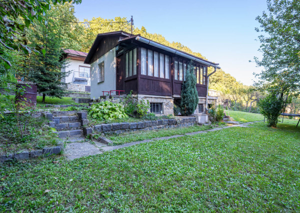 Pozemok s rekreačnou chatou a krásnym výhľadom v lukratívnej časti Bratislava III - AHOJ