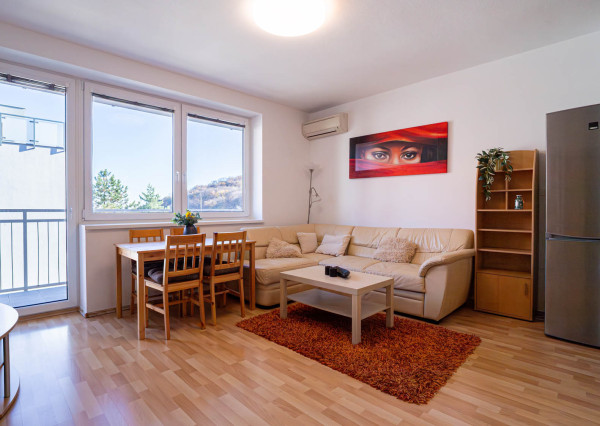 Príjemný 2 izbový byt s parkovaním a balkónom, Bratislava - Kramáre