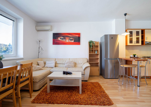 Príjemný 2 izbový byt s parkovaním a balkónom, Bratislava - Kramáre