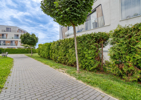 Príjemný 3-izbový byt s predzáhradkou a parkovaním TRI VODY - MALINOVO