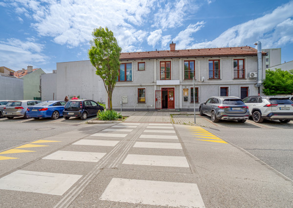 Trojpodlažná polyfunkčná budova v úplnom centre Šamorína na predaj