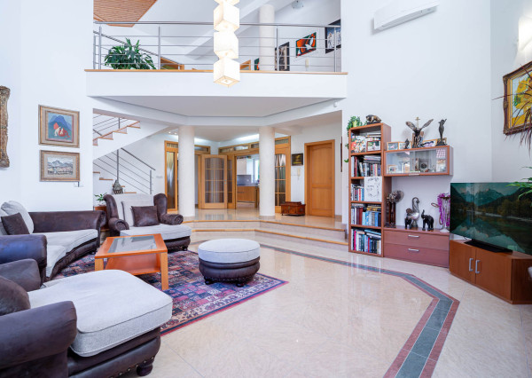 Priestranný RD na 11árovom pozemku s bazénom, saunou, garážou v krásnej lokalite 15 min od BA