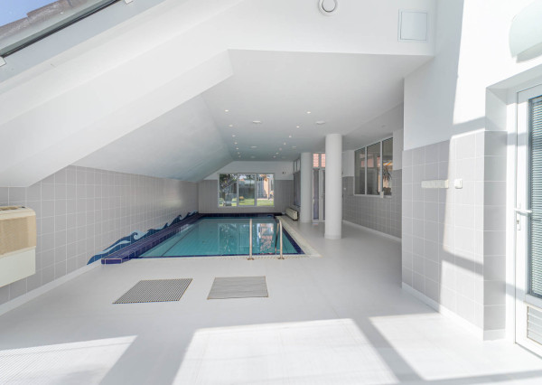 Priestranný RD na 11árovom pozemku s bazénom, saunou, garážou v krásnej lokalite 15 min od BA