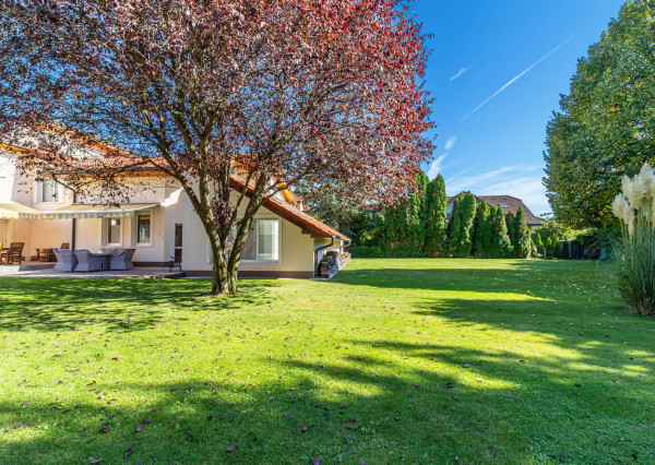 Priestranný RD na 11árovom pozemku s bazénom, saunou, garážou v krásnej lokalite 15 min od BA