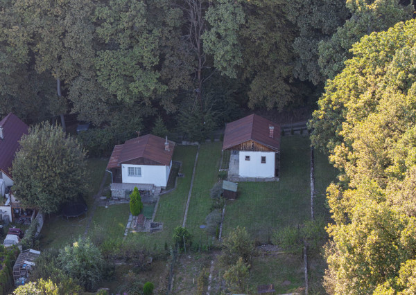 Pozemok s rekreačnou chatou a krásnym výhľadom v lukratívnej časti Bratislava III - AHOJ