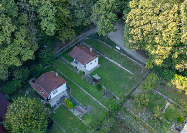 Pozemok s rekreačnou chatou a krásnym výhľadom v lukratívnej časti Bratislava III - AHOJ