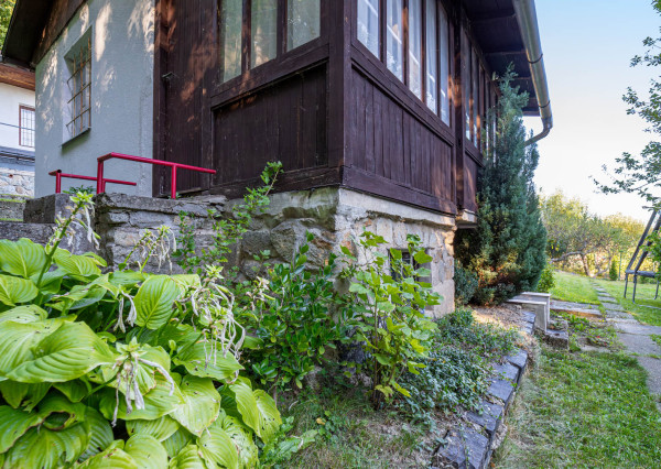 Pozemok s rekreačnou chatou a krásnym výhľadom v lukratívnej časti Bratislava III - AHOJ