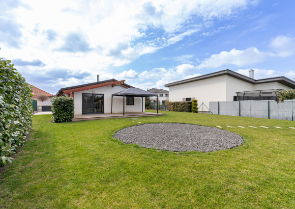 Moderný zariadený 4izb bungalov na 7árovom pozemku 20 min.od BA