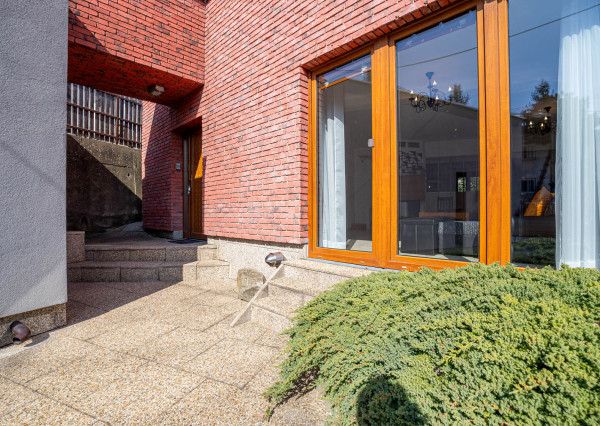 Priestranný 5-izbový RD s terasami a záhradou na Kolibe, ul. Bellova