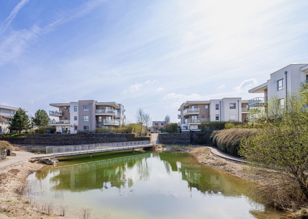 Moderný zariadený 3 izb byt s loggiou, pivnicou a parkovaním 20 min.od BA v krásnej lokalite