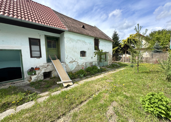 Rodinný dom na kompletnú rekonštrukciu - výborná lokalita Vajnory