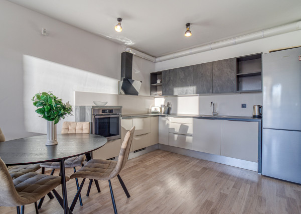=PRENAJATÉ=Moderný klimatizovaný kompletne zariadený 2 izb byt s balkónom, pivnicou a parkovaním