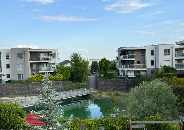 Moderný zariadený 3 izb byt s loggiou, pivnicou a parkovaním 20 min.od BA v krásnej lokalite