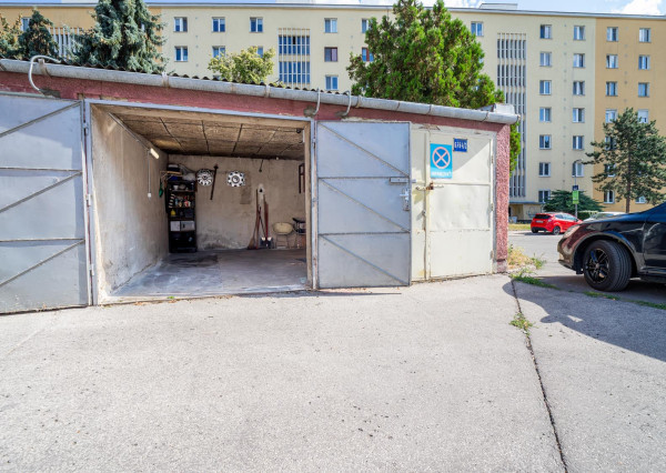 Garáž na prenájom na ulici Martinčeková - Ružinov