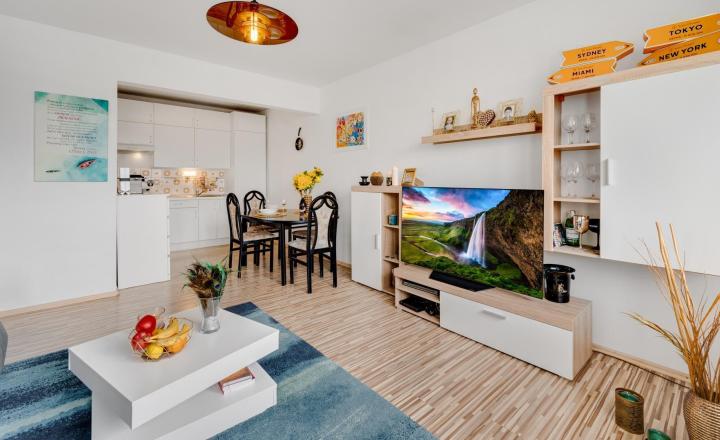 =PREDANÉ= Priestranný 2izbový byt s loggiou a bezproblémovým parkovaním na Bebravskej ulici - fotografia 1