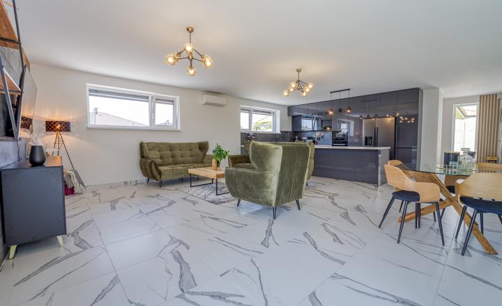 =PREDANÉ=VIDEOPREHLIADKA: Krásny dizajnový bungalov s veľkým pozemkom v Moste pri BA - fotografia 7