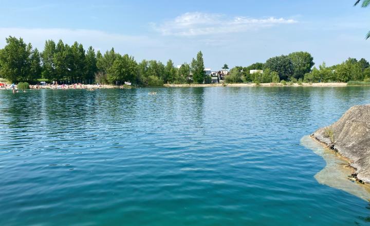 =PREDANÉ= Krásny 2izb apartmán vo veľmi lukratívnej lokalite na brehu jazera Nové Košariská - možnosť odpočtu DPH - fotografia 1