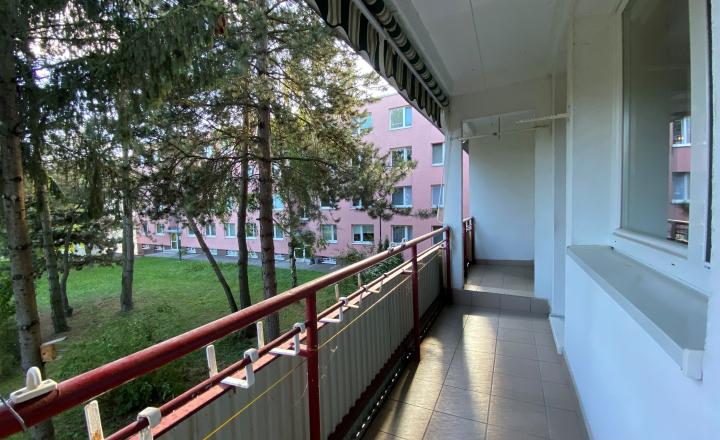 =PREDANÉ=4izb byt s priestrannou loggiou v krásnom prostredí plnom zelene vhodný na rekonštrukciu na Púpavovej ulici - fotografia 13