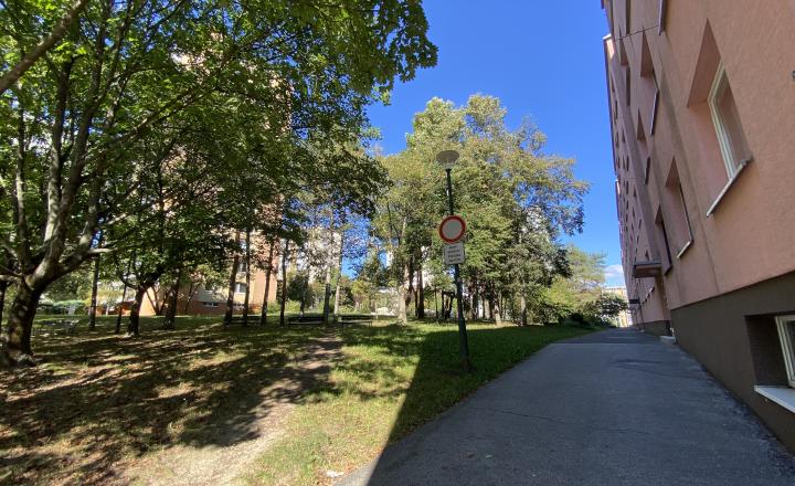 =PREDANÉ=4izb byt s priestrannou loggiou v krásnom prostredí plnom zelene vhodný na rekonštrukciu na Púpavovej ulici - fotografia 3