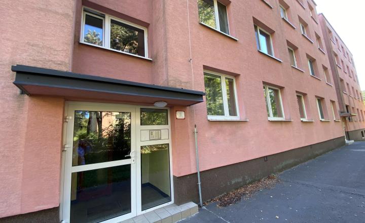 =PREDANÉ=4izb byt s priestrannou loggiou v krásnom prostredí plnom zelene vhodný na rekonštrukciu na Púpavovej ulici - fotografia 5