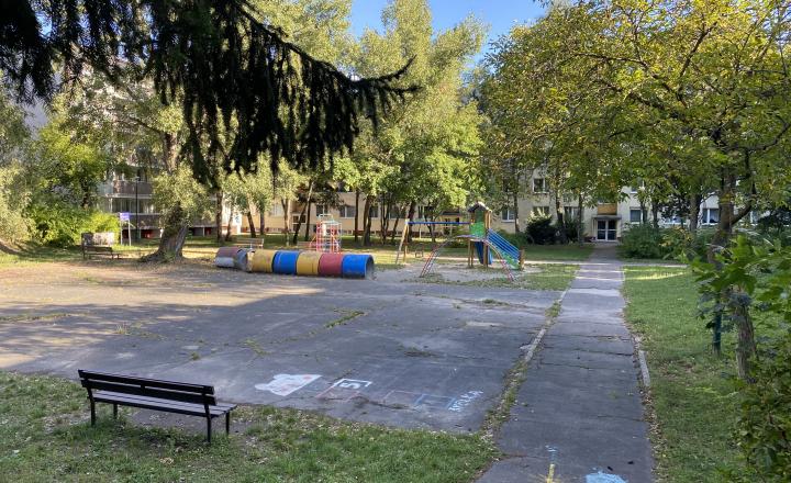 =PREDANÉ=4izb byt s priestrannou loggiou v krásnom prostredí plnom zelene vhodný na rekonštrukciu na Púpavovej ulici - fotografia 15