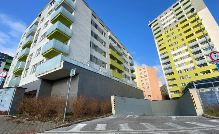 =PREDANÉ= Na predaj veľké garážové státie v bytovom komplexe Rača Gate - možnosť odpočtu DPH