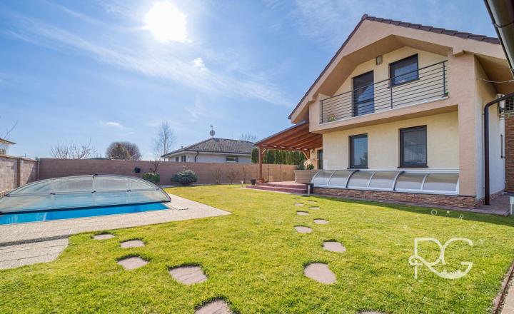 =PREDANÉ= Nadštandardný 5izb RD s bazénom a nádhernou záhradou v Kvetoslavove