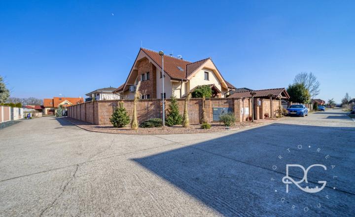 =PREDANÉ= Nadštandardný 5izb RD s bazénom a nádhernou záhradou v Kvetoslavove - fotografia 30