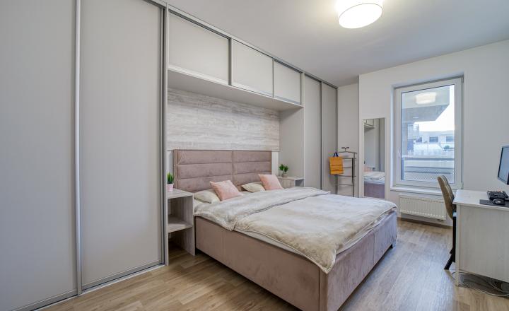 =PREDANÉ=Krásny kompletne a nadčasovo zariadený 2 izb byt s balkónom a parkovaním