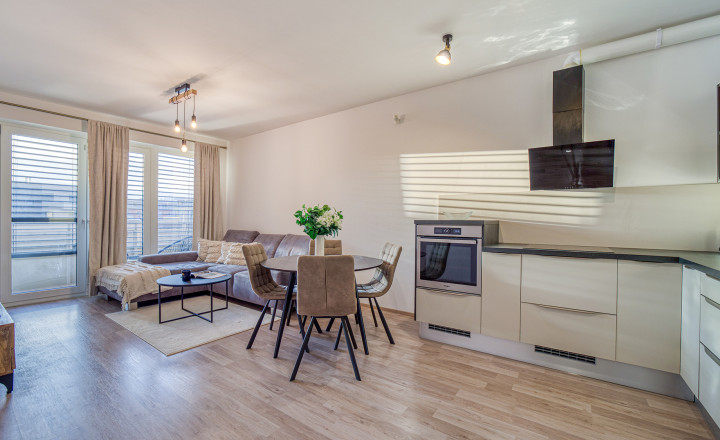 =PRENAJATÉ=Moderný kompletne zariadený 2 izb byt s balkónom, pivnicou a parkovaním - fotografia 1