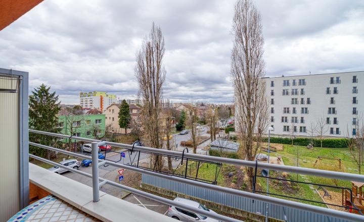 = PRENAJATÉ = 3 izbový byt s garážovým parkovacím státím Na križovatkách, Bratislava-Ružinov