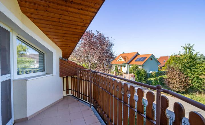 =PREDANÉ=Priestranný RD na 11árovom pozemku s bazénom, saunou, garážou v krásnej lokalite 15 min od BA - fotografia 37