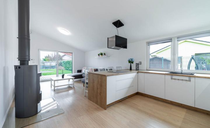 =PREDANÉ=Moderný zariadený 4izb bungalov na 7árovom pozemku 20 min.od BA - fotografia 1