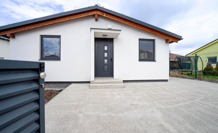=PREDANÉ=Moderný zariadený 4izb bungalov na 7árovom pozemku 20 min.od BA - fotografia 8