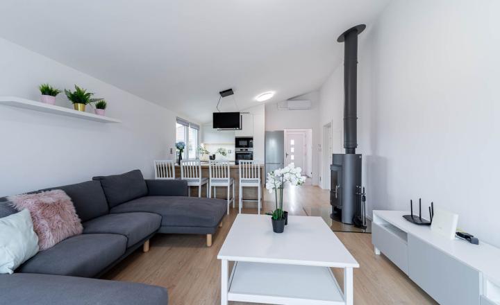 =PREDANÉ=Moderný zariadený 4izb bungalov na 7árovom pozemku 20 min.od BA - fotografia 13
