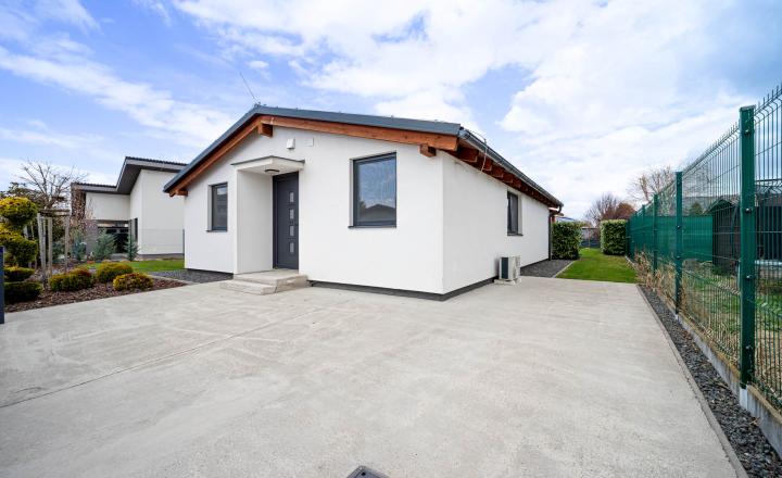 =PREDANÉ=Moderný zariadený 4izb bungalov na 7árovom pozemku 20 min.od BA - fotografia 33
