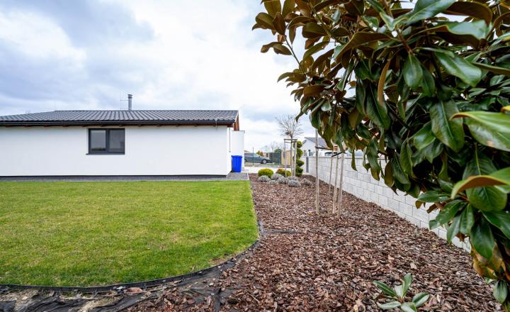 =PREDANÉ=Moderný zariadený 4izb bungalov na 7árovom pozemku 20 min.od BA - fotografia 37
